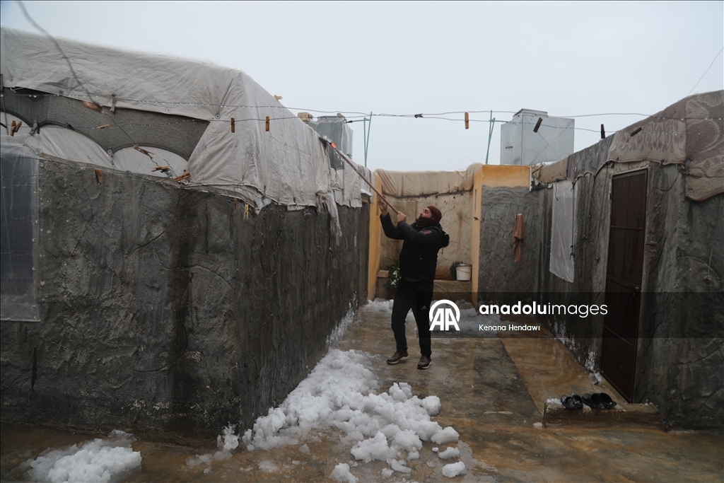 خيام تتداعى تحت الثلوج.. الشتاء يعمق مأساة النازحين شمالي سوريا