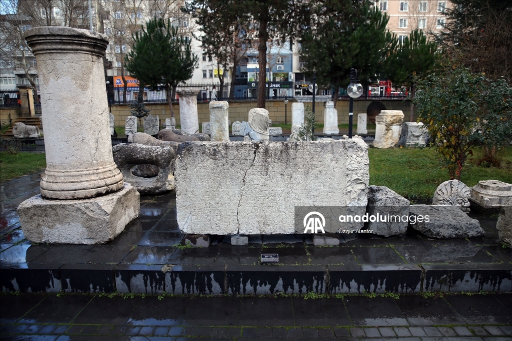 Рельефные камни из храма римской эпохи украшают старые постройки в турецком селении