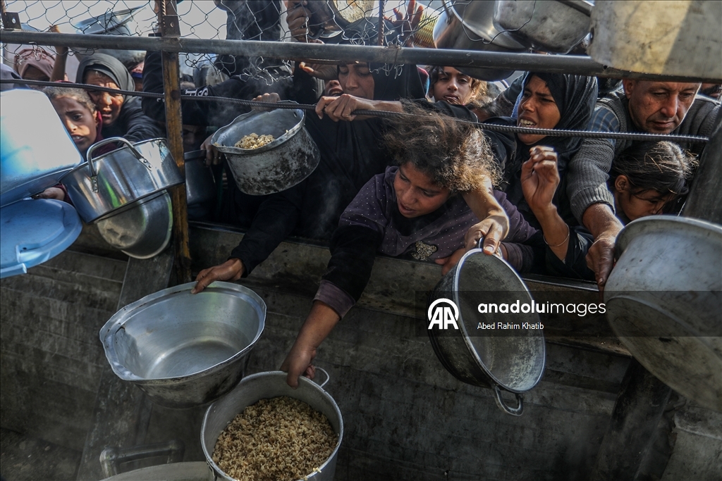 Hot meal distribution for displaced Palestinians in Gaza