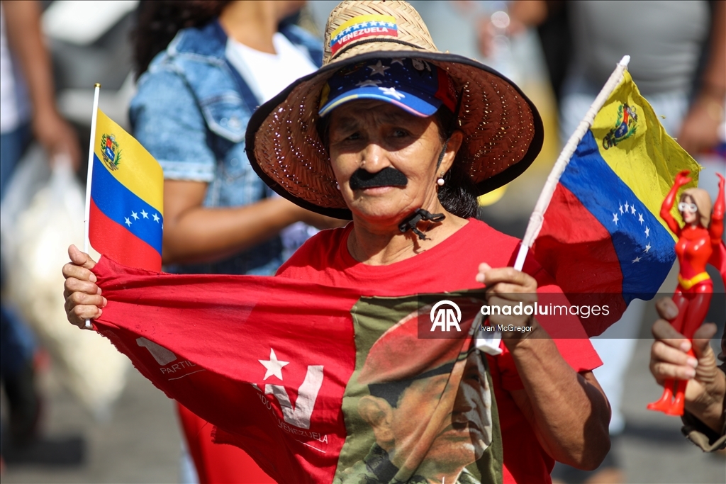 Тысячи людей на улицах Каракаса выразили поддержку президенту Венесуэлы Николасу Мадуро