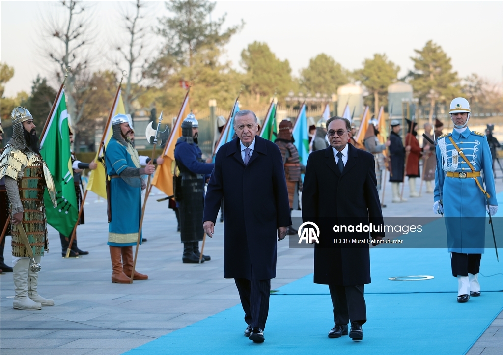 Cumhurbaşkanı Erdoğan, Malezya Başbakanı Enver İbrahim'i resmi törenle karşıladı