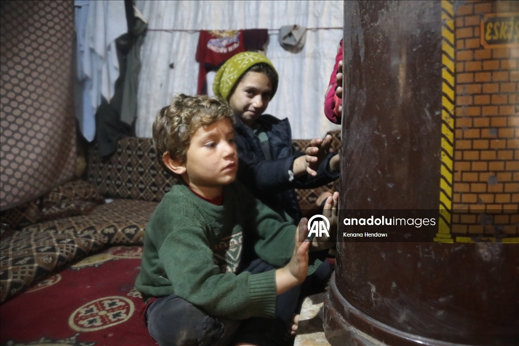 خيام تتداعى تحت الثلوج.. الشتاء يعمق مأساة النازحين شمالي سوريا