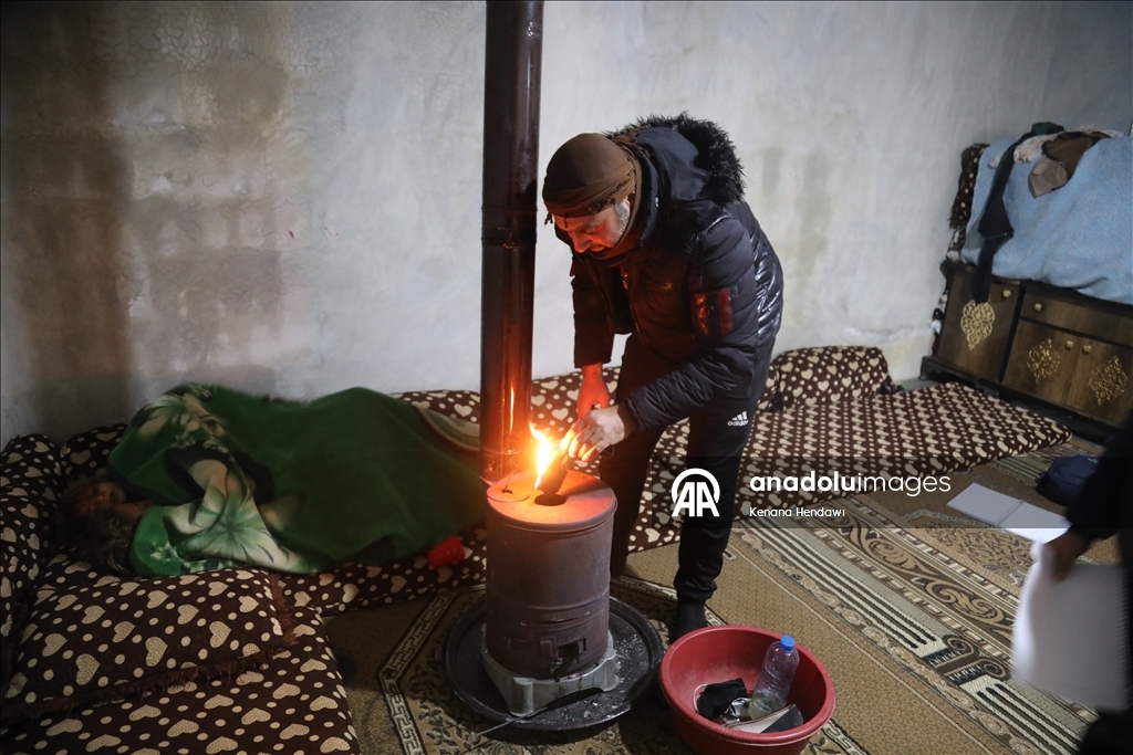 خيام تتداعى تحت الثلوج.. الشتاء يعمق مأساة النازحين شمالي سوريا