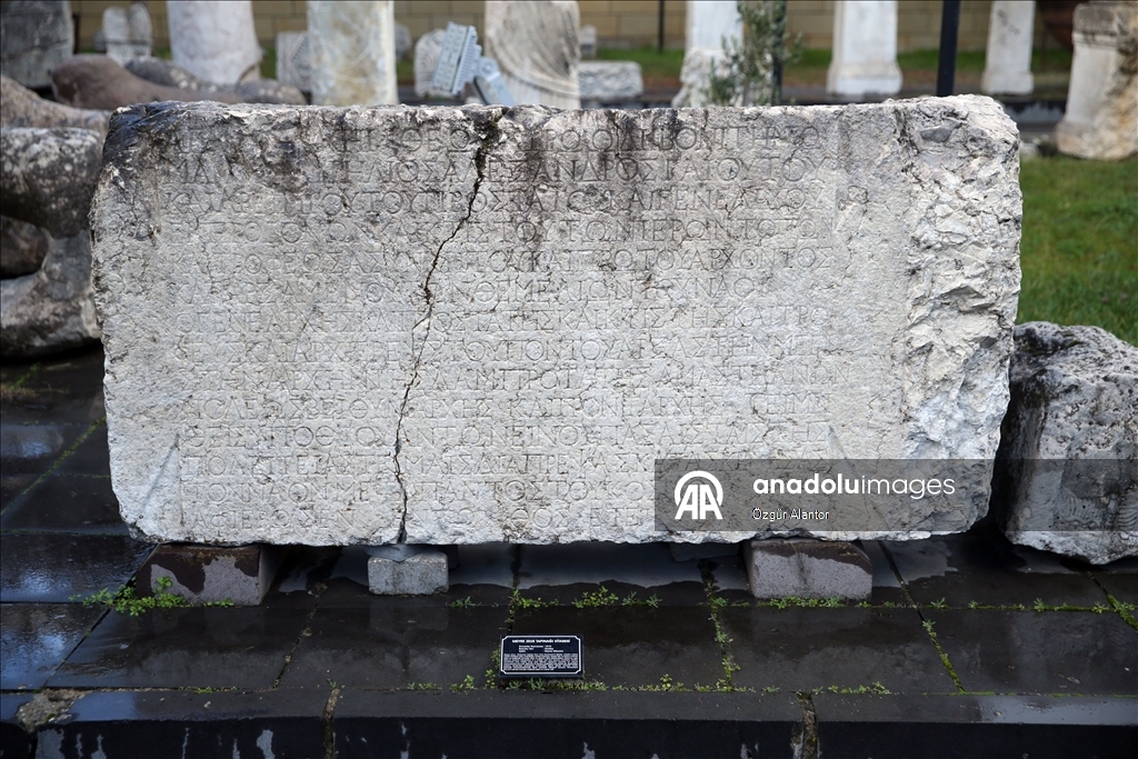 Рельефные камни из храма римской эпохи украшают старые постройки в турецком селении
