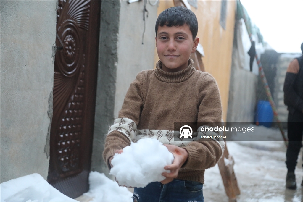 خيام تتداعى تحت الثلوج.. الشتاء يعمق مأساة النازحين شمالي سوريا