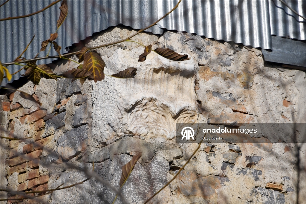 Рельефные камни из храма римской эпохи украшают старые постройки в турецком селении