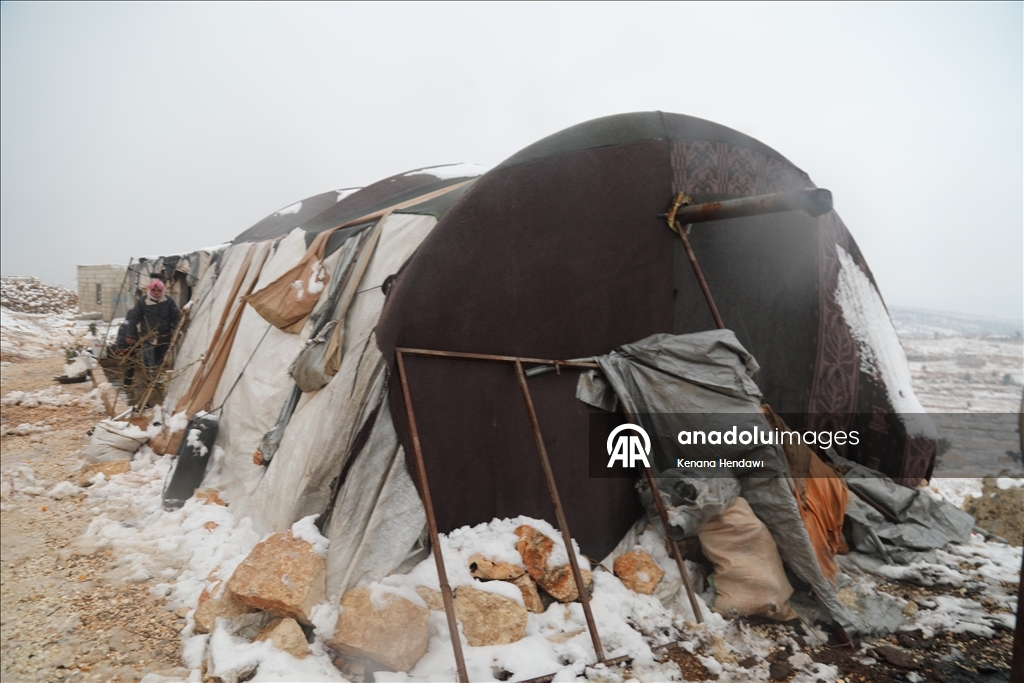 خيام تتداعى تحت الثلوج.. الشتاء يعمق مأساة النازحين شمالي سوريا