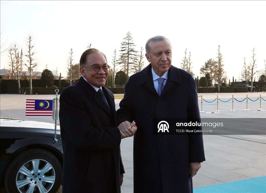 Cumhurbaşkanı Erdoğan, Malezya Başbakanı Enver İbrahim'i resmi törenle karşıladı