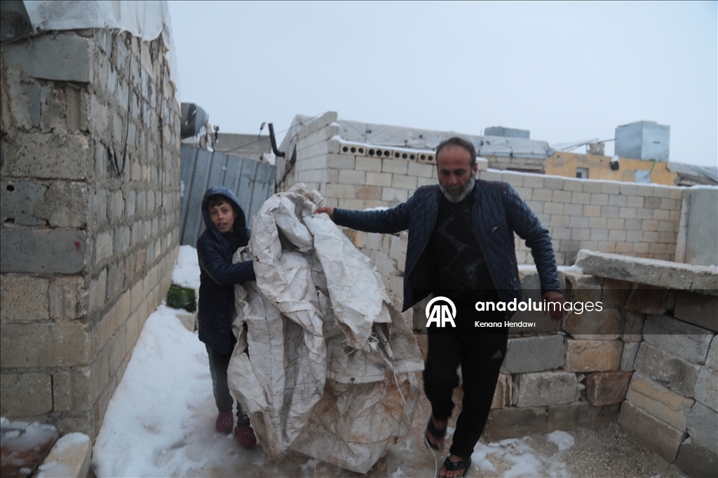 خيام تتداعى تحت الثلوج.. الشتاء يعمق مأساة النازحين شمالي سوريا
