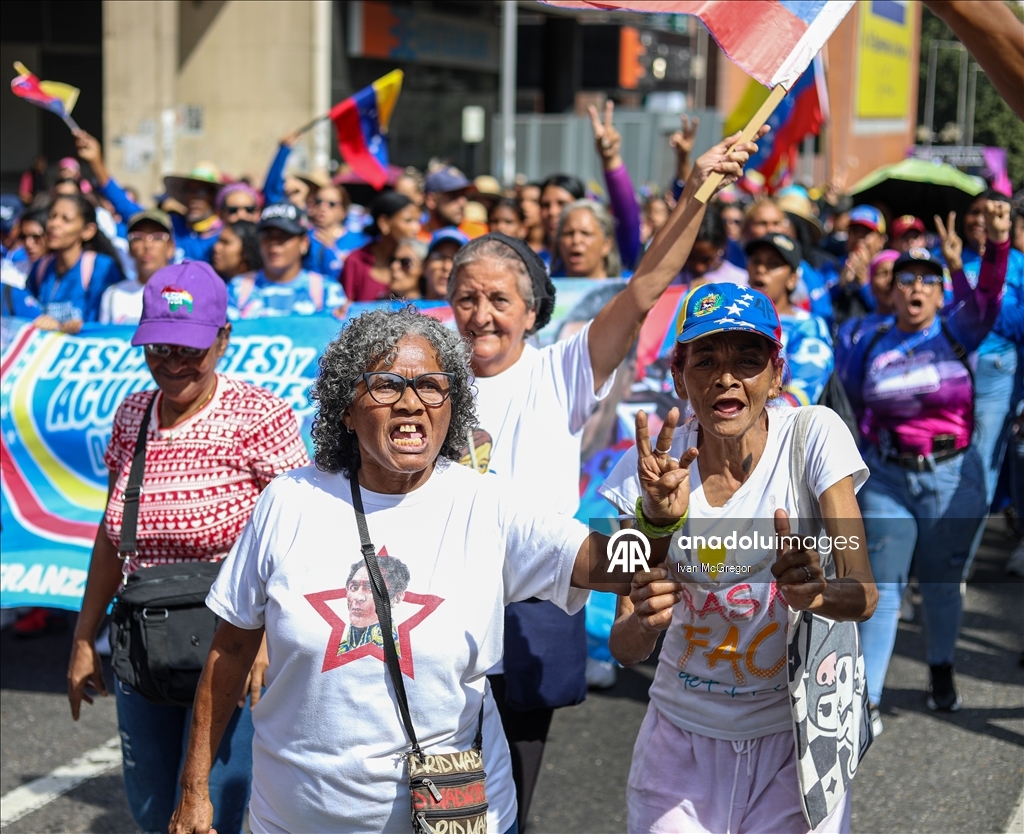 Тысячи людей на улицах Каракаса выразили поддержку президенту Венесуэлы Николасу Мадуро