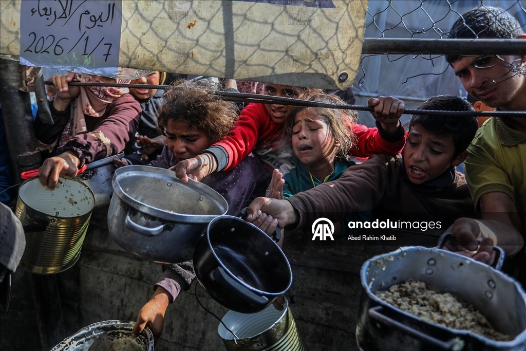 Hot meal distribution for displaced Palestinians in Gaza