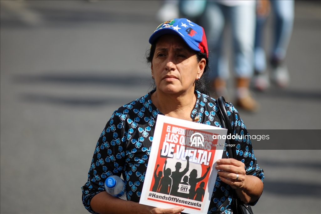 Тысячи людей на улицах Каракаса выразили поддержку президенту Венесуэлы Николасу Мадуро