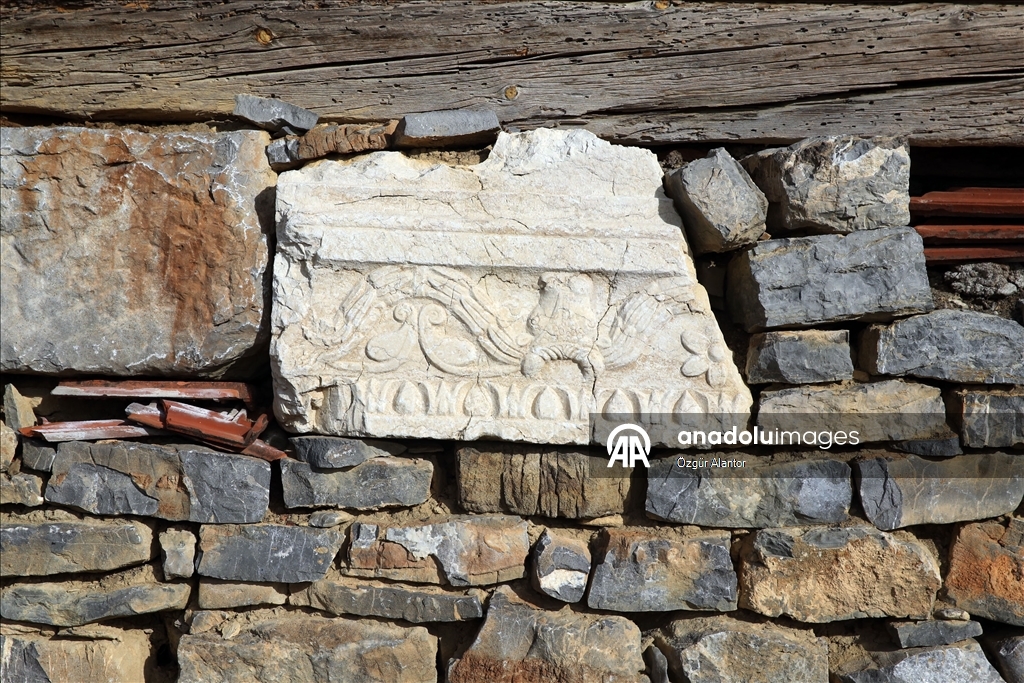 Рельефные камни из храма римской эпохи украшают старые постройки в турецком селении