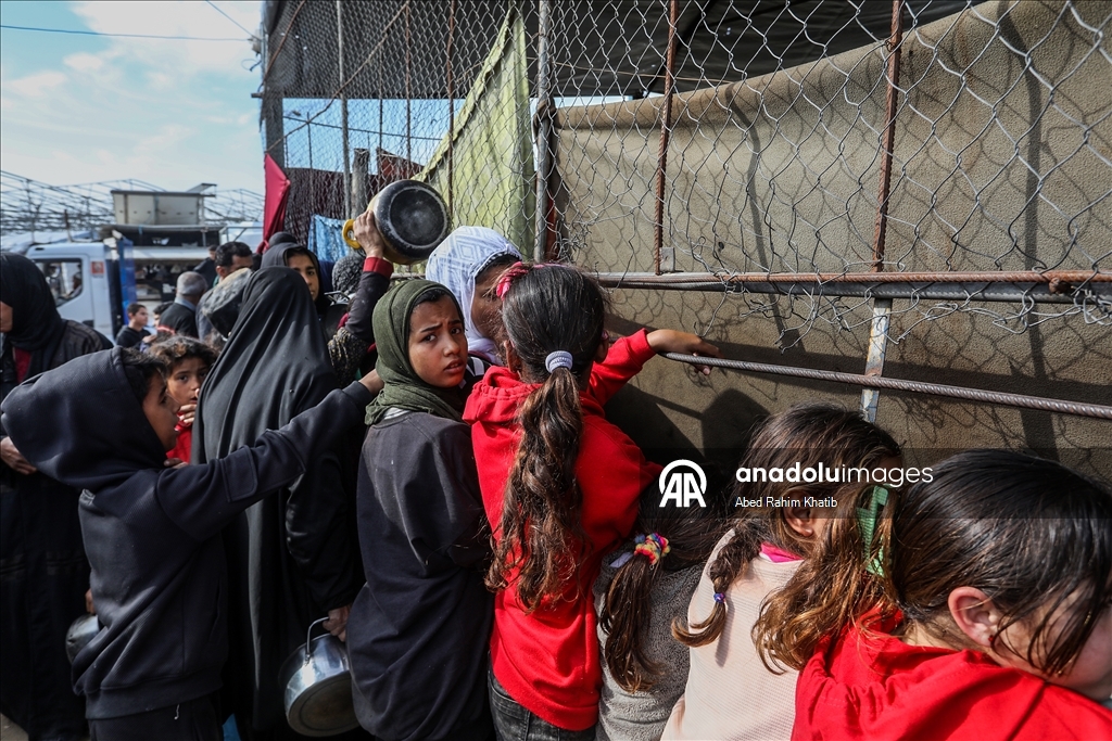 Hot meal distribution for displaced Palestinians in Gaza