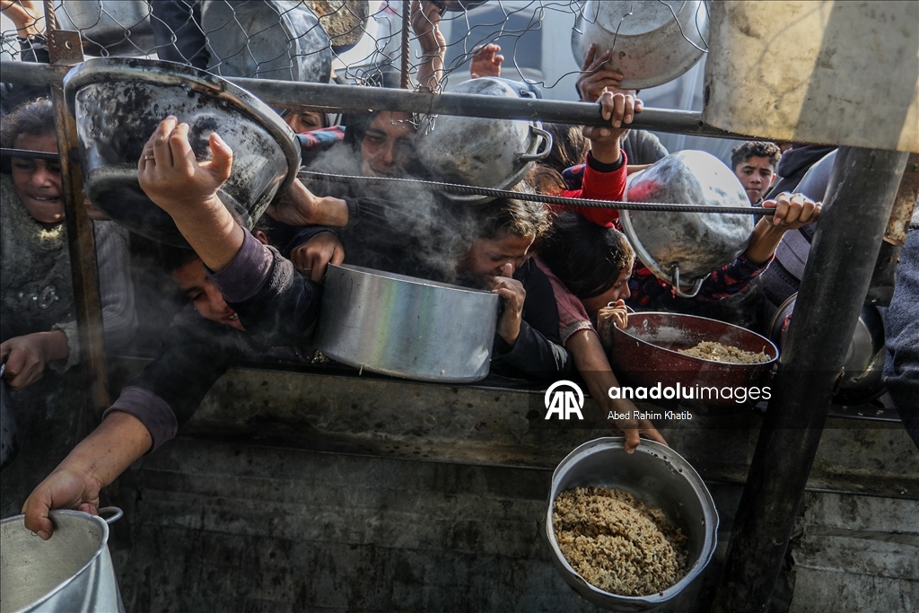 Hot meal distribution for displaced Palestinians in Gaza