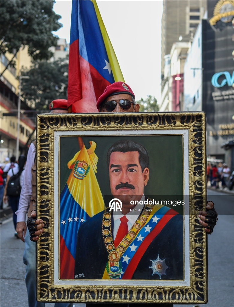 Тысячи людей на улицах Каракаса выразили поддержку президенту Венесуэлы Николасу Мадуро