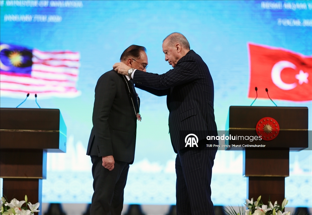 تركيا.. الرئيس أردوغان يمنح "وسام الجمهورية" لرئيس وزراء ماليزيا