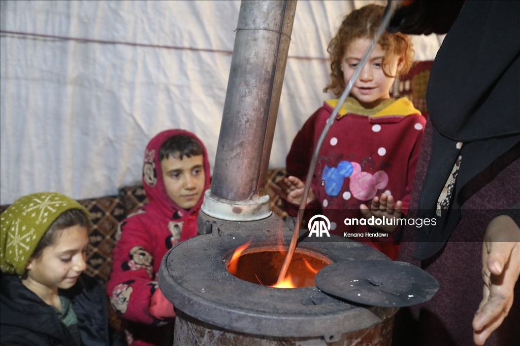 خيام تتداعى تحت الثلوج.. الشتاء يعمق مأساة النازحين شمالي سوريا