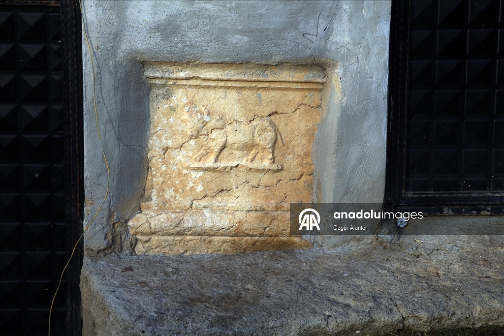 Рельефные камни из храма римской эпохи украшают старые постройки в турецком селении