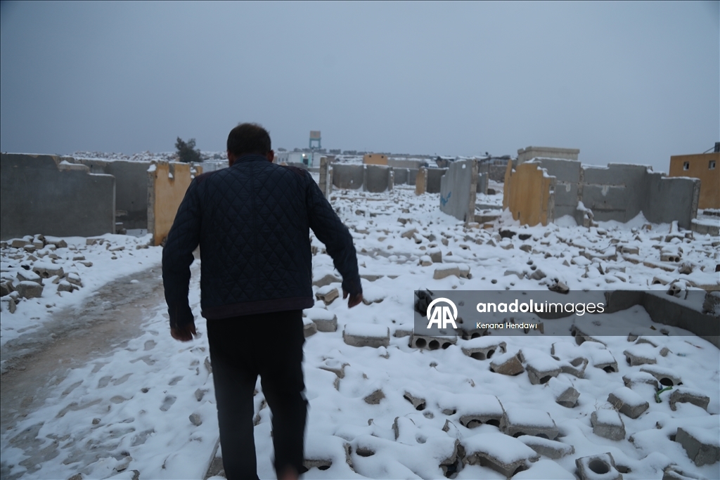 خيام تتداعى تحت الثلوج.. الشتاء يعمق مأساة النازحين شمالي سوريا