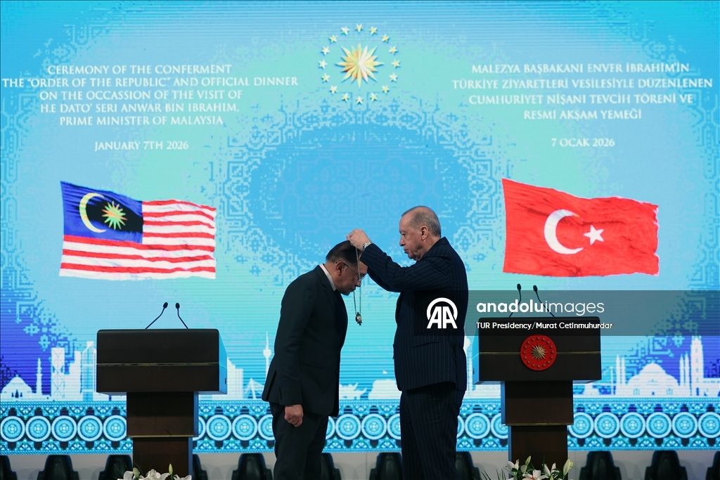 تركيا.. الرئيس أردوغان يمنح "وسام الجمهورية" لرئيس وزراء ماليزيا