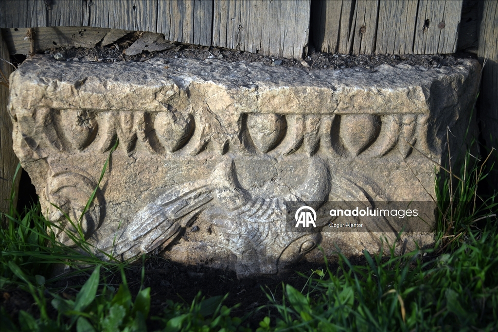 Рельефные камни из храма римской эпохи украшают старые постройки в турецком селении