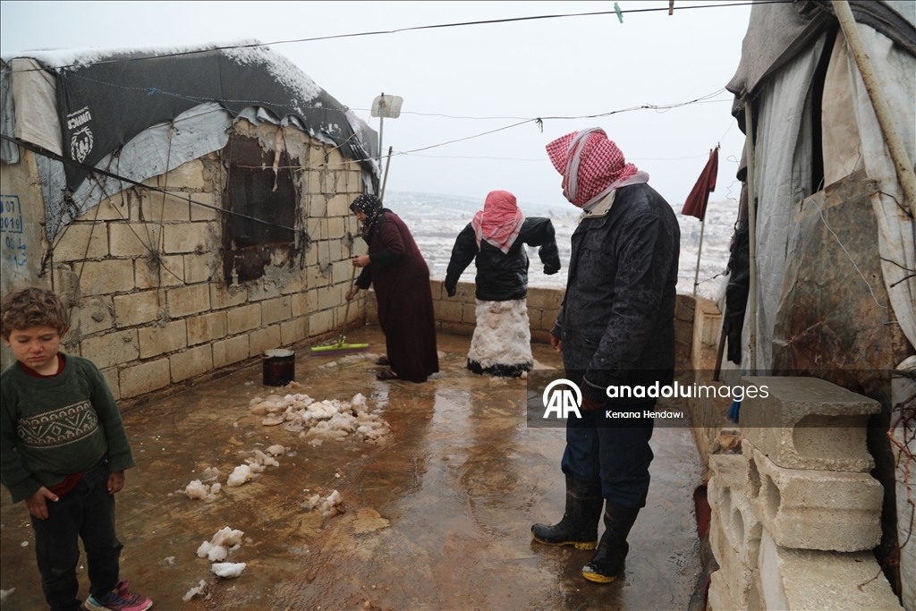 خيام تتداعى تحت الثلوج.. الشتاء يعمق مأساة النازحين شمالي سوريا