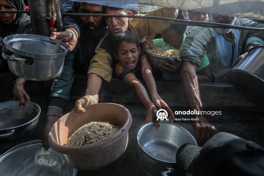 Hot meal distribution for displaced Palestinians in Gaza