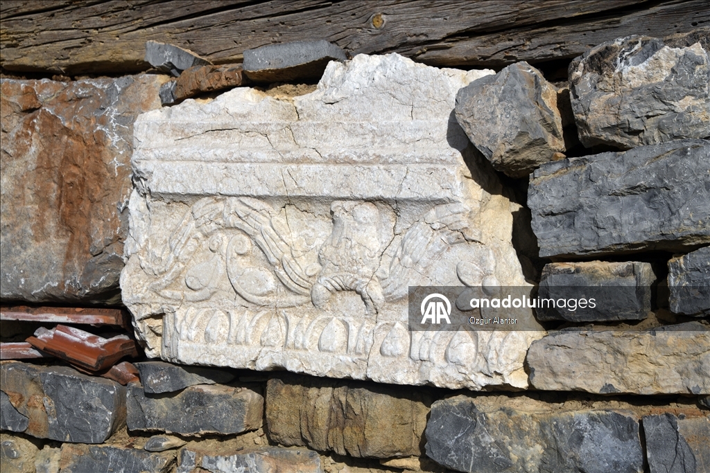 Рельефные камни из храма римской эпохи украшают старые постройки в турецком селении