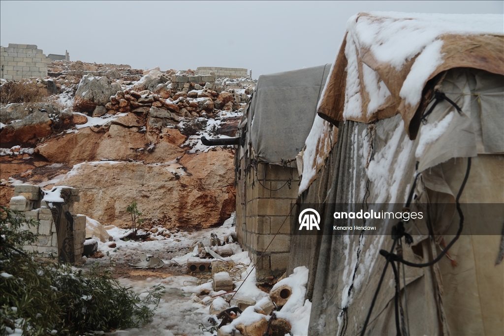 خيام تتداعى تحت الثلوج.. الشتاء يعمق مأساة النازحين شمالي سوريا