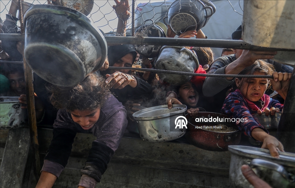 Hot meal distribution for displaced Palestinians in Gaza