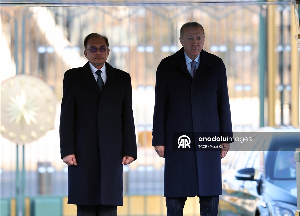 Cumhurbaşkanı Erdoğan, Malezya Başbakanı Enver İbrahim'i resmi törenle karşıladı