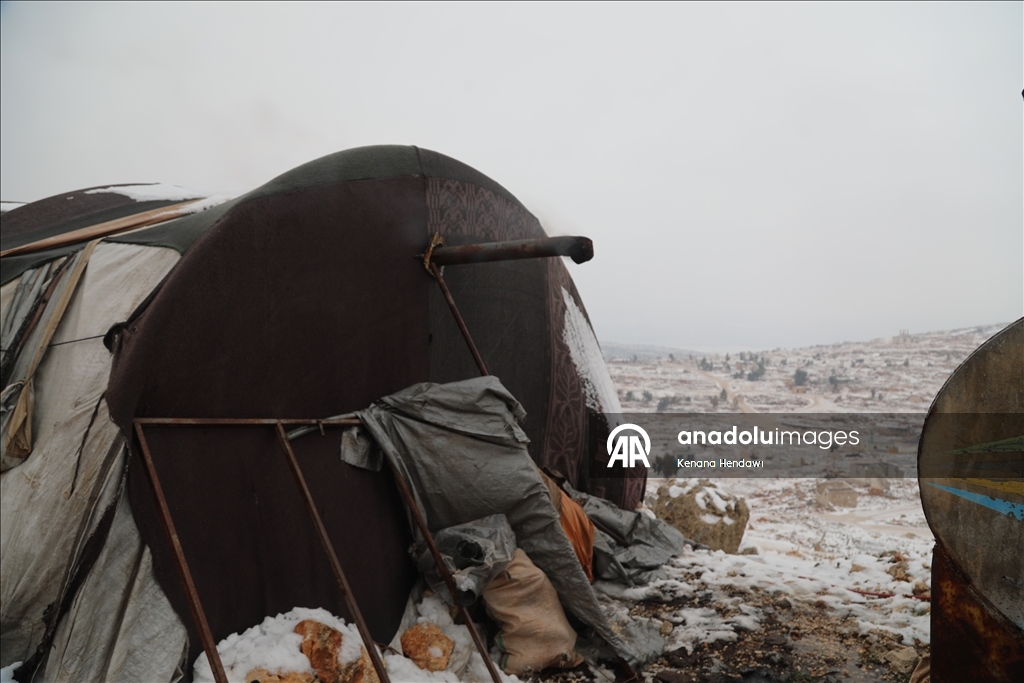 خيام تتداعى تحت الثلوج.. الشتاء يعمق مأساة النازحين شمالي سوريا
