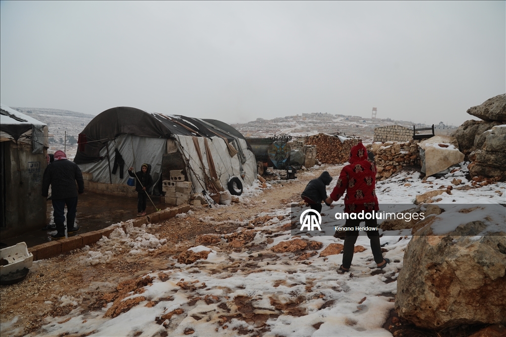 خيام تتداعى تحت الثلوج.. الشتاء يعمق مأساة النازحين شمالي سوريا