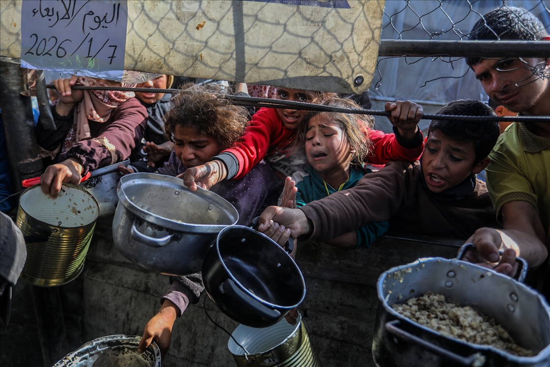 Hot meal distribution for displaced Palestinians in Gaza