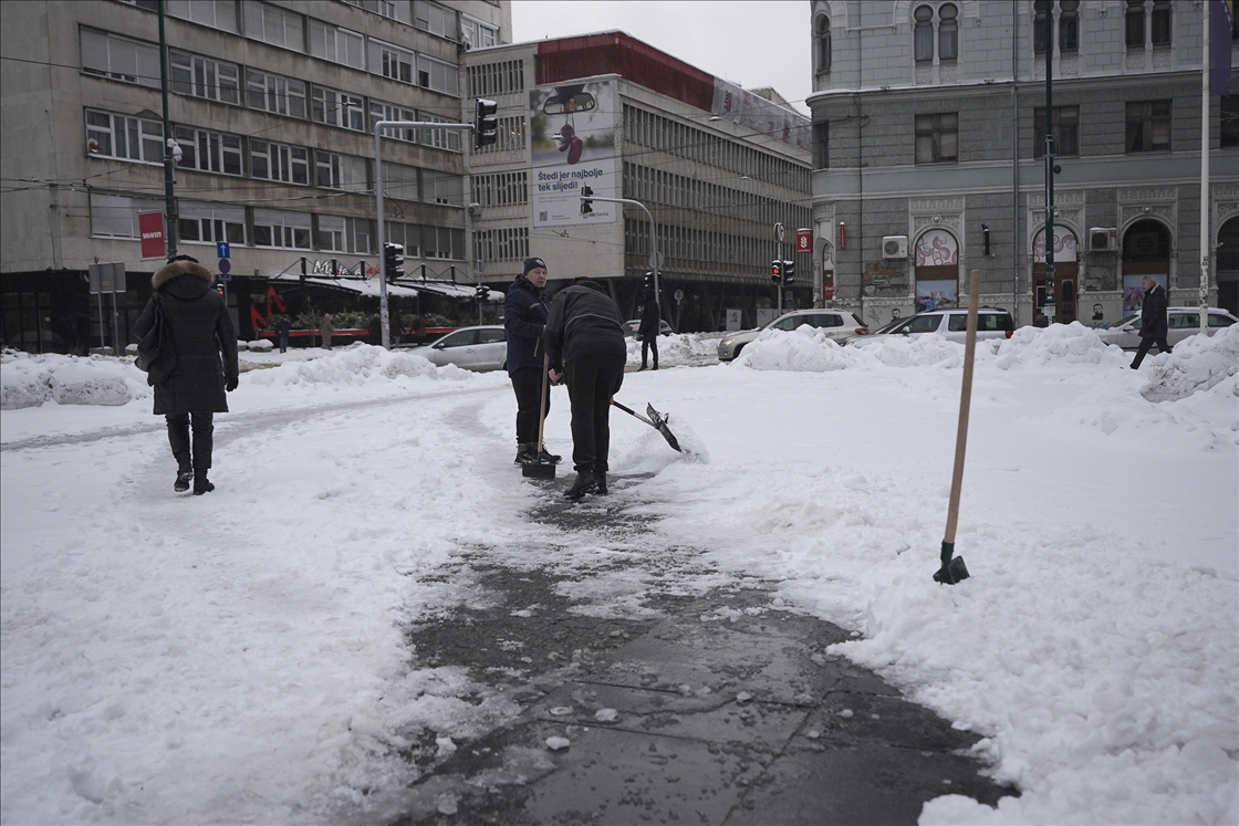 Ledena kiša i snijeg donijeli nove probleme građanima Sarajeva 