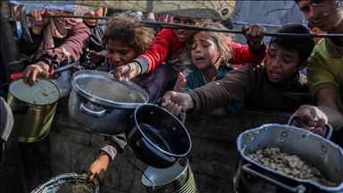 Gazze’de yerinden edilenler için sıcak yemek dağıtımı yapıldı