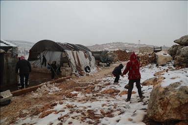 خيام تتداعى تحت الثلوج.. الشتاء يعمق مأساة النازحين شمالي سوريا