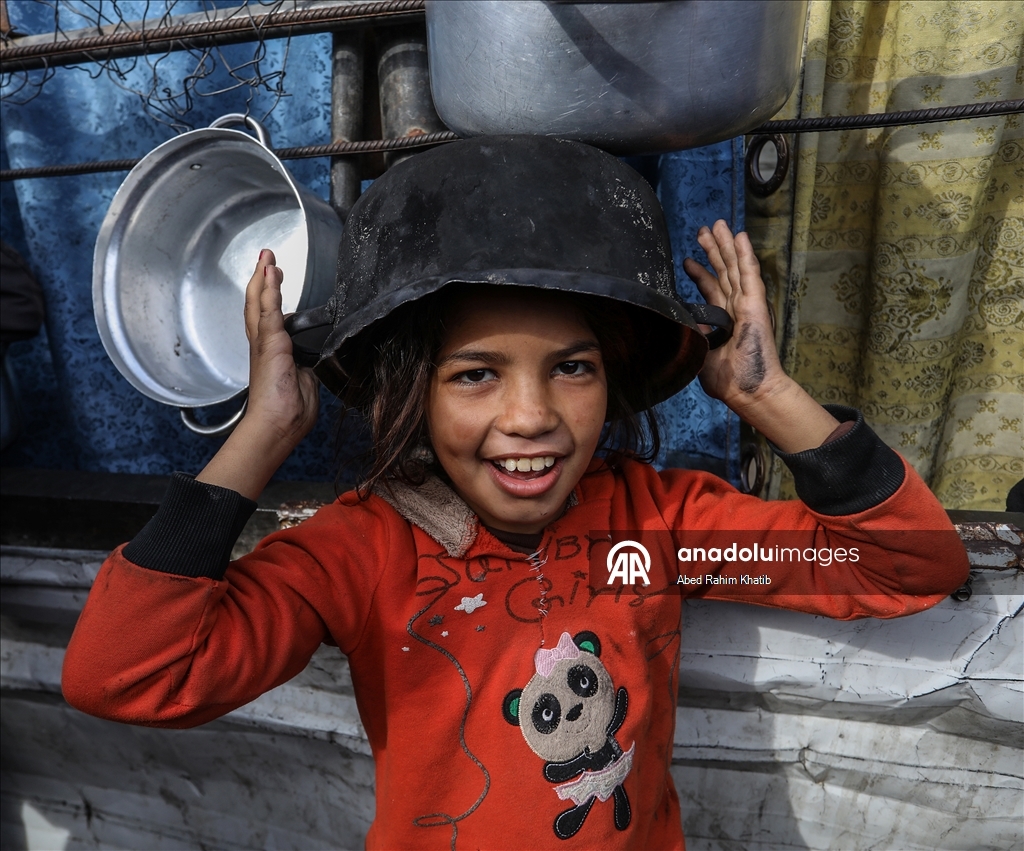 В Газе организована раздача горячей пищи для перемещенных лиц