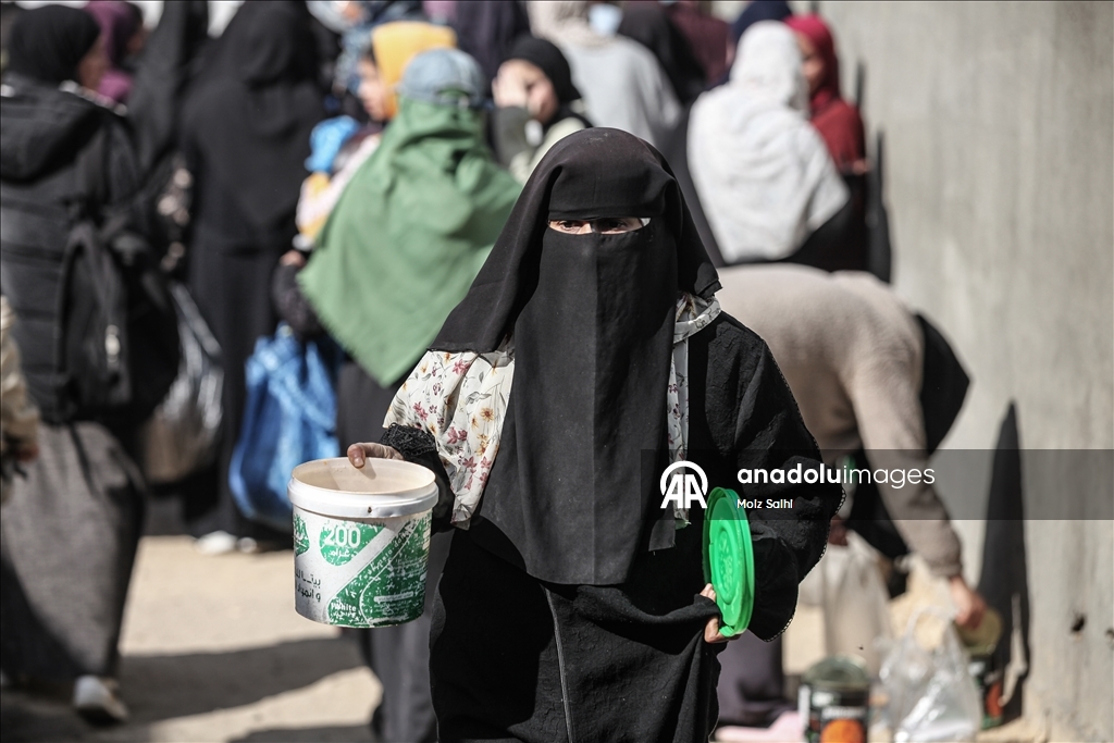 Gazze'de yerinden edilmiş Filistinlilere sıcak yemek dağıtımı yapıldı
