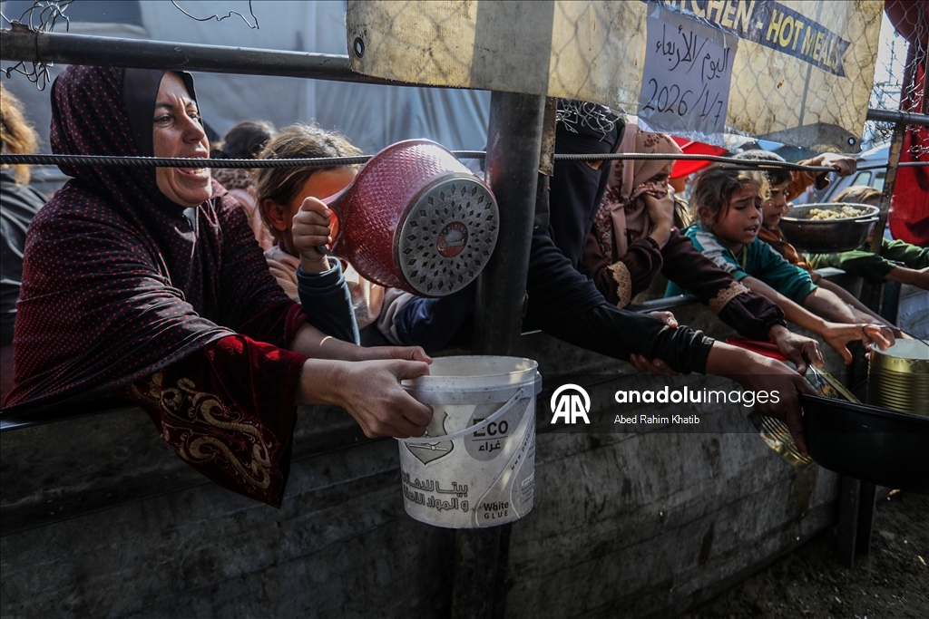 В Газе организована раздача горячей пищи для перемещенных лиц