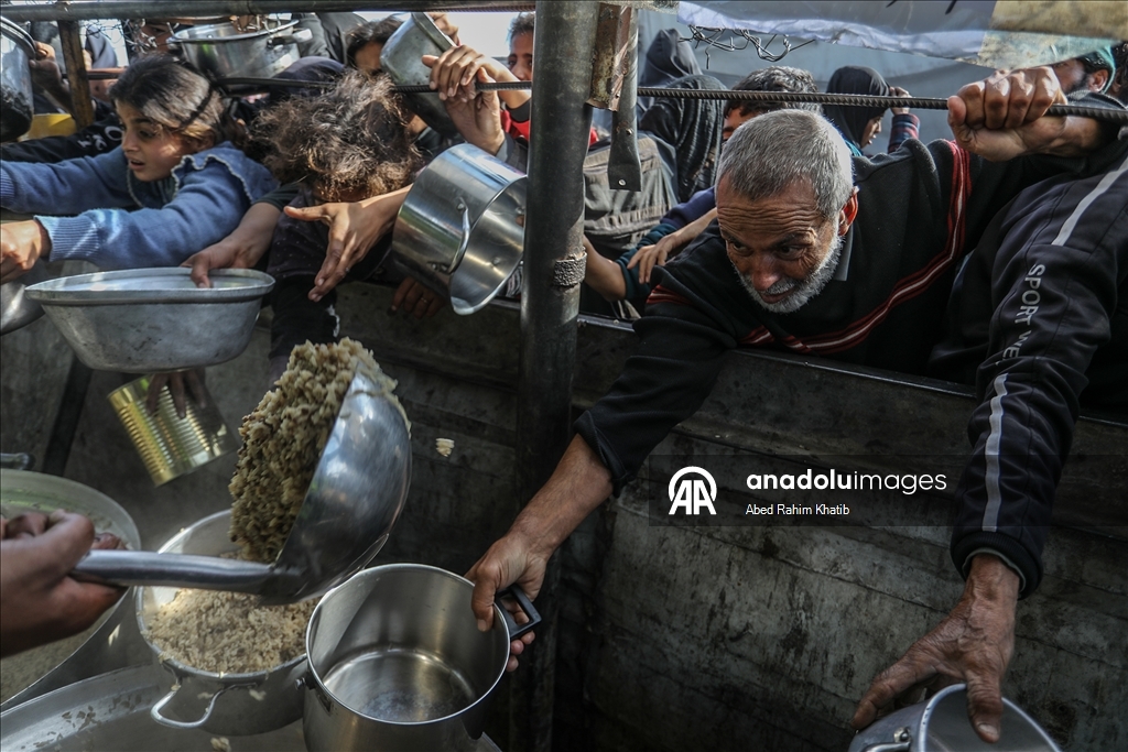 В Газе организована раздача горячей пищи для перемещенных лиц