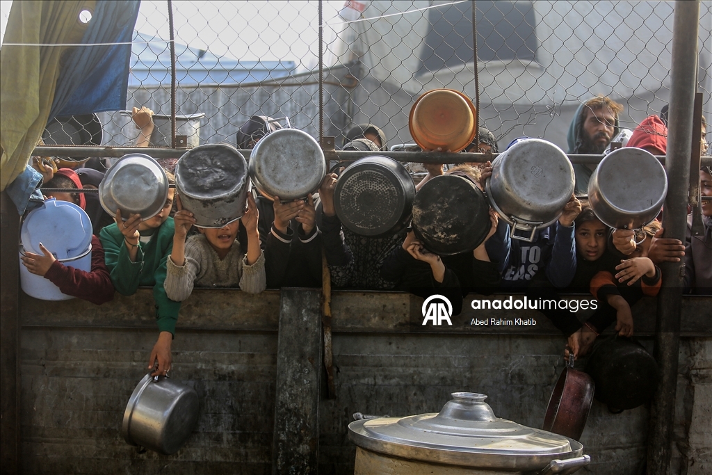 В Газе организована раздача горячей пищи для перемещенных лиц