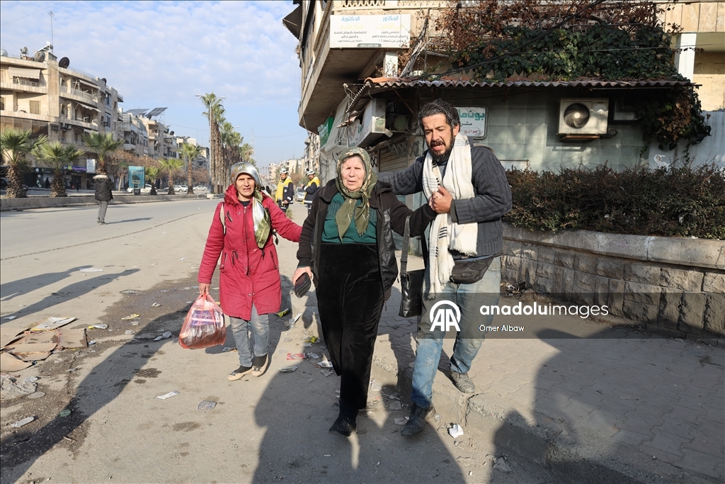 Halep’te sivillerin güvenli geçişi için "iki insani geçit" yeniden açıldı