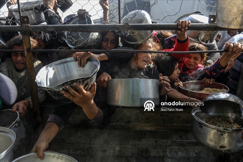 В Газе организована раздача горячей пищи для перемещенных лиц