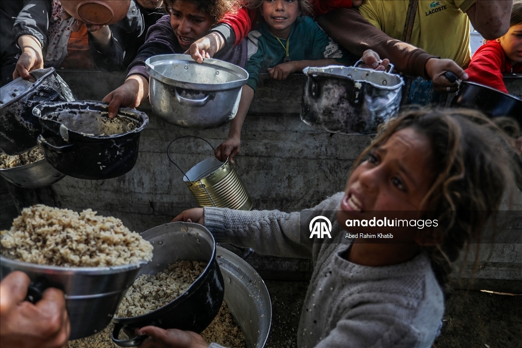 В Газе организована раздача горячей пищи для перемещенных лиц