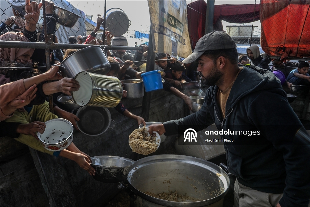 В Газе организована раздача горячей пищи для перемещенных лиц