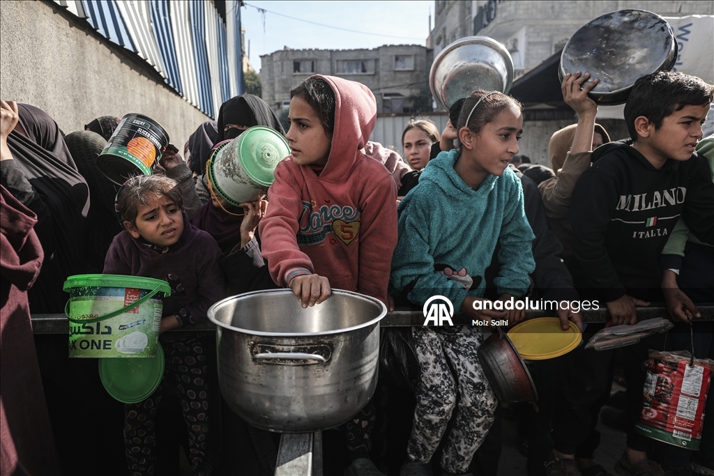 Gazze'de yerinden edilmiş Filistinlilere sıcak yemek dağıtımı yapıldı