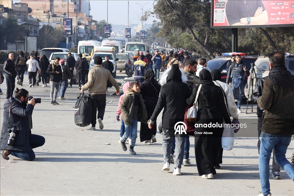 Halep’te sivillerin güvenli geçişi için "iki insani geçit" yeniden açıldı
