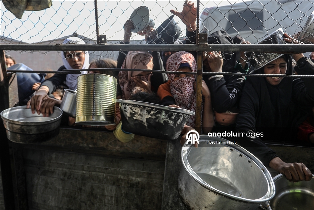 В Газе организована раздача горячей пищи для перемещенных лиц